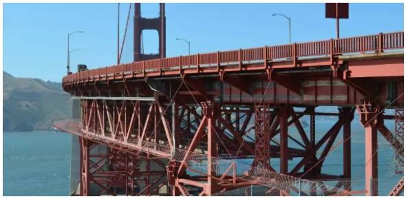 Maior rede de dissuasão de suicídio dos EUA sendo instalada na Golden Gate Bridge